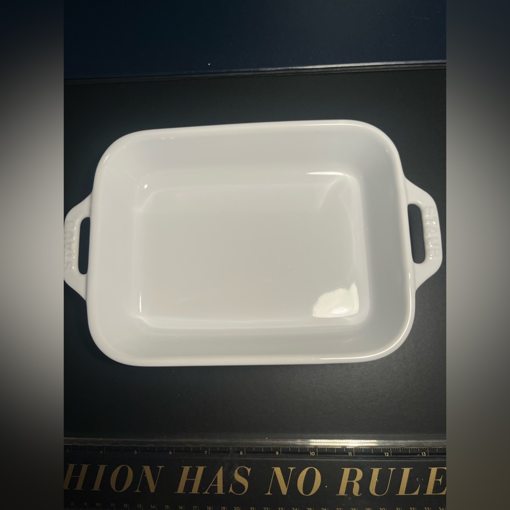 STAUB white bakeware dish !